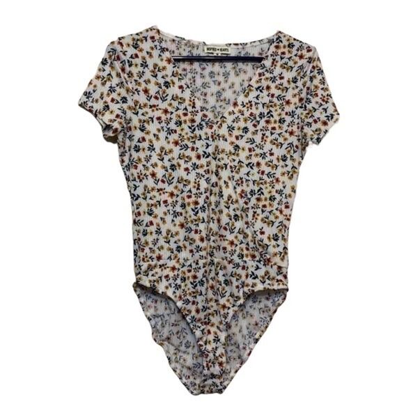 INSPIRED HEARTS V-neck Short sleeves Bodysuit - Picture 1 of 8